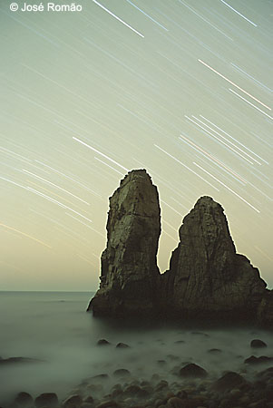 09611A rastos-estrelas Sirius Orion Betelgeuse rochas-emersas-pinaculos mar-esfumado noite Malhada-do-Ourial Cabo-da-Roca Parque-Natural-Sintra-Cascais