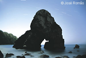 09624A rastos-estrelas rocha-arco-emersa mar-esfumado aurora Malhada-do-Ouriçal Cabo-da-Roca Parque-Natural-Sintra-Cascais