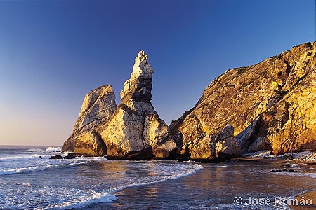 06129B Pedra da Ursa (em primeiro plano) e Gigante (atrs) Parque-Natural-Sintra-Cascais