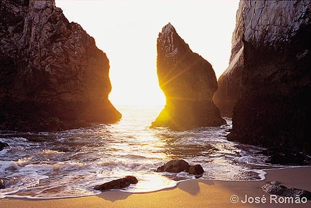 06135B Luz do Sol aos ps da Pedra da Ursa. rochas emersas onda Sol luz amarelo gua areia Parque-Natural-Sintra-Cascais