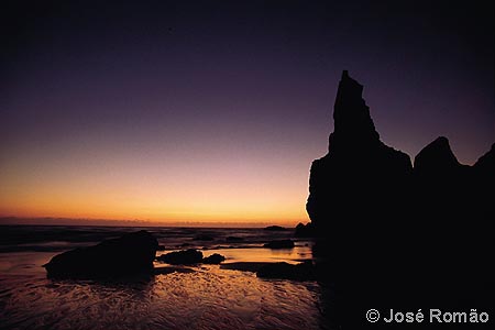 06146B Silhueta da Pedra da Ursa aps o pr-do-Sol. reflexo crepusculo areia-molhada rochas Parque-Natural-Sintra-Cascais
