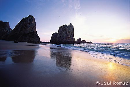 05600A Reflexos na pelcula de gua sobre a areia da Praia da Ursa. Parque-Natural-Sintra-Cascais